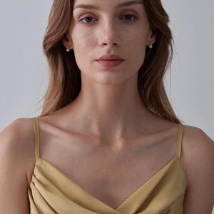 Kleine goldene Katzen-Perlen-Ohrstecker mit asymmetrischem Muster