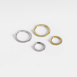 Gedrehte Spiral-Huggie-Creolen