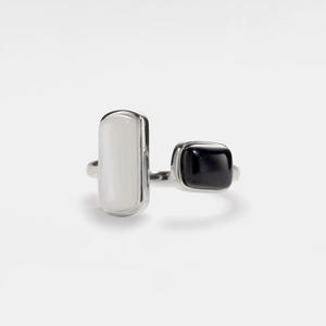 Bague imposante en cabochon d'agate noire et blanche