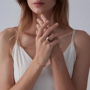 Bague imposante en cabochon d'agate noire et blanche