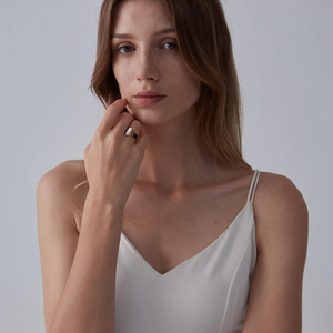 Bague imposante en cabochon d'agate noire et blanche