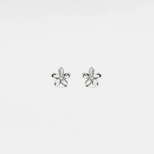 Winzige, kleine goldene Knorpelstecker in Blumenform