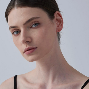 Winzige, kleine goldene Knorpelstecker in Blumenform