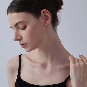 Winzige, kleine goldene Knorpelstecker in Blumenform