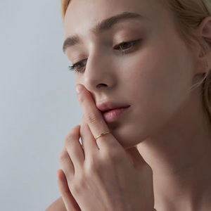 Bague fine empilable personnalisée avec trois pierres de naissance