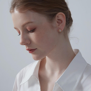 Orecchini a perno con tartaruga marina ovale in opale da spiaggia