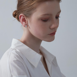 Orecchini a perno con tartaruga marina ovale in opale da spiaggia