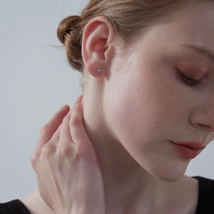 Winzige kleine Ohrstecker mit Mondstein-Cabochon