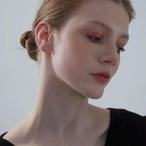 Winzige kleine Ohrstecker mit Mondstein-Cabochon