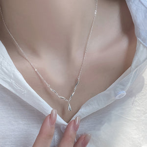 Curved Wave Teardrop Pendant Necklace