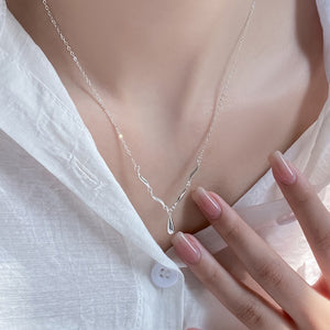 Curved Wave Teardrop Pendant Necklace