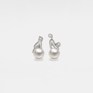 Kleine goldene Katzen-Perlen-Ohrstecker mit asymmetrischem Muster