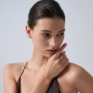 Anello a fascia impilabile con motivo farfalla delicata