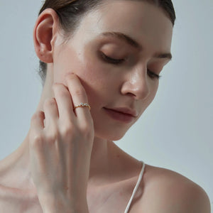 Anello di fidanzamento con grappolo di stelle di moissanite