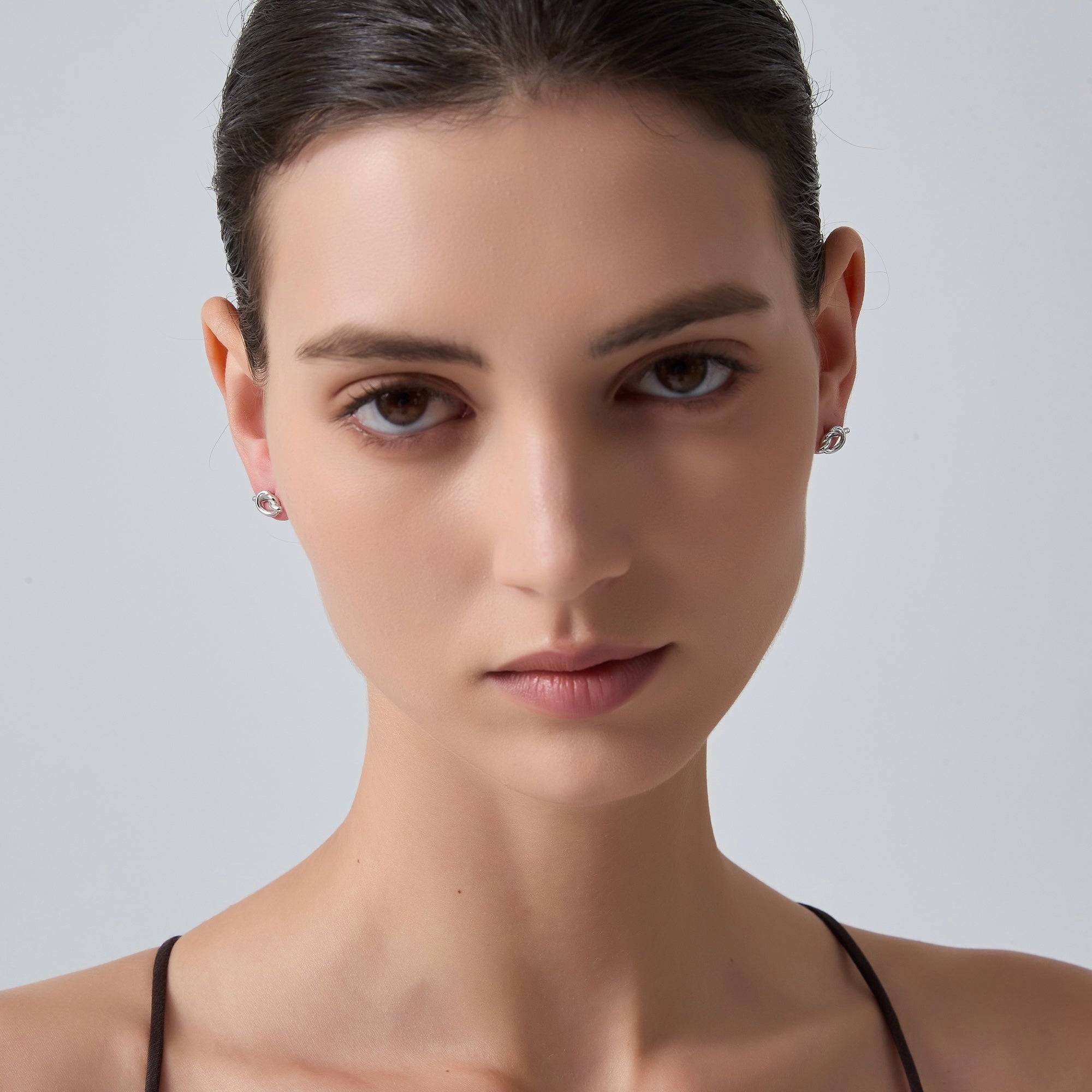 Orecchini a perno minimalisti a forma di cuore da donna in Orecchini a perno minimalisti a forma di cuore da donna in