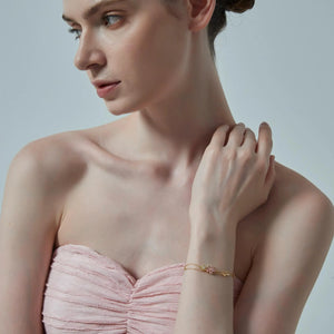 Braccialetto a doppia catena con farfalla e fiore rosa