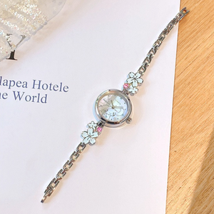 Hello Kitty Butterfly 26 mm Round Bracelet Watch