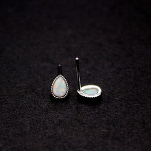Vintage-Ohrstecker mit birnenförmigem Opal-Cabochon