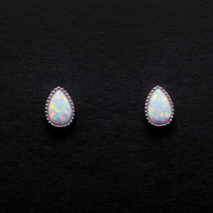 Vintage-Ohrstecker mit birnenförmigem Opal-Cabochon