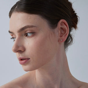 Pendientes de botón con cierre de tornillo en forma de pequeña mariposa