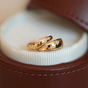 Boucles d'oreilles créoles délicates en forme d'étoile dorée