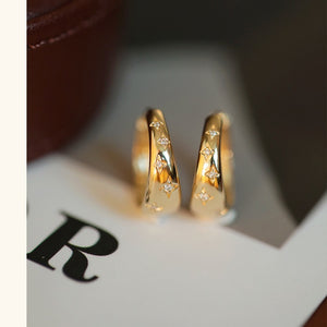 Boucles d'oreilles créoles délicates en forme d'étoile dorée