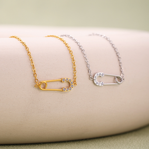 Collar con colgante de imperdible minimalista