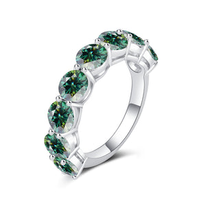 Anello con otto pietre di moissanite colorata di grande impatto