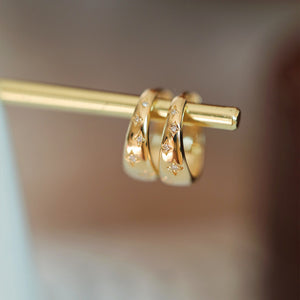 Boucles d'oreilles créoles délicates en forme d'étoile dorée