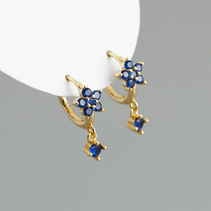 Boucles d'oreilles créoles en forme de fleur avec pierres précieuses colorées