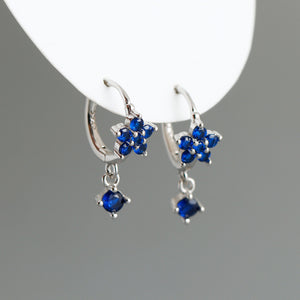 Boucles d'oreilles créoles en forme de fleur avec pierres précieuses colorées