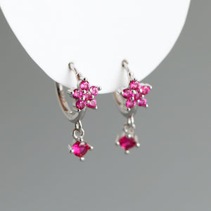 Boucles d'oreilles créoles en forme de fleur avec pierres précieuses colorées