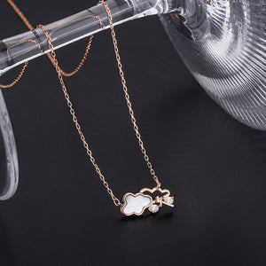 Collier délicat avec pendentif nuage en résine