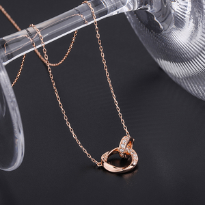 Collana con ciondolo ad anello Mobius incastrato
