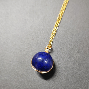 Collana con pendente sfera in pietra di cristallo naturale