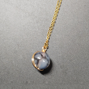 Collana con pendente sfera in pietra di cristallo naturale