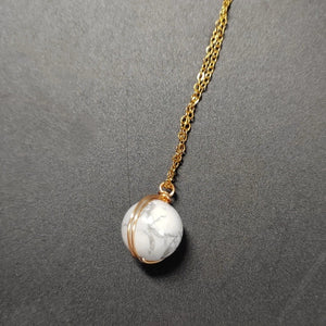 Collana con pendente sfera in pietra di cristallo naturale
