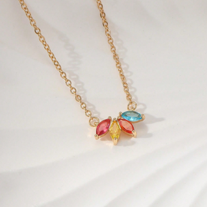 Halskette mit Anhänger in Form eines bunten Blattclusters