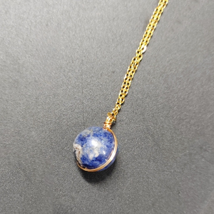 Collana con pendente sfera in pietra di cristallo naturale
