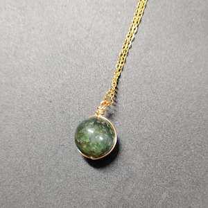 Collana con pendente sfera in pietra di cristallo naturale