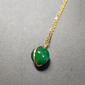 Collana con pendente sfera in pietra di cristallo naturale