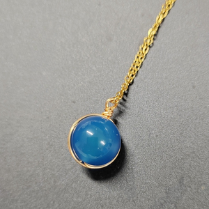 Collana con pendente sfera in pietra di cristallo naturale