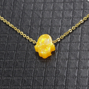 Zarte Hamsa-Hand-Anhänger-Halskette aus Kunstharz