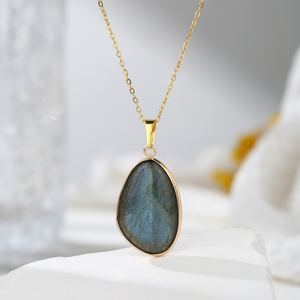 Collana con pendente in pietra grezza di cristallo naturale