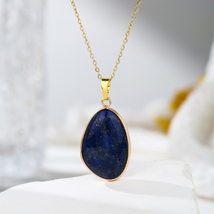 Collana con pendente in pietra grezza di cristallo naturale