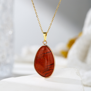 Collana con pendente in pietra grezza di cristallo naturale