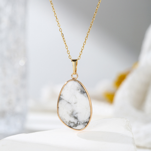 Collana con pendente in pietra grezza di cristallo naturale