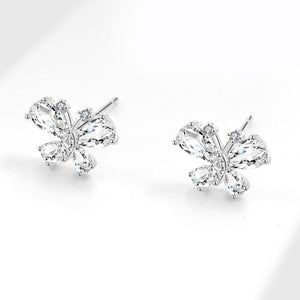 Orecchini a perno con farfalla dorata delicata