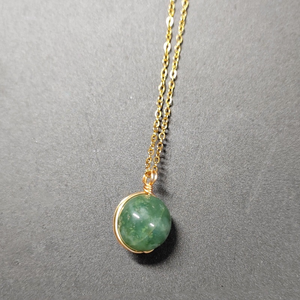 Collana con pendente sfera in pietra di cristallo naturale