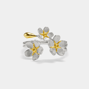 A gold-plated silver cocktail ring with a design of cherry blossom sakura flowers, with an adjustable band.